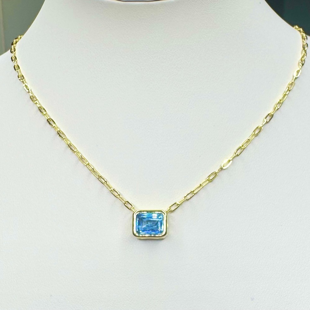 Elegant 18K Gold Necklace with Aquamarine Gemstone